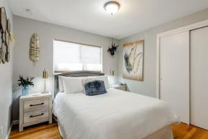 Letto o letti in una camera di Spacious 4 bdr w/ Game Room 5 min Drive to College