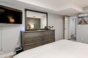 Letto o letti in una camera di Spacious 4 bdr w/ Game Room 5 min Drive to College