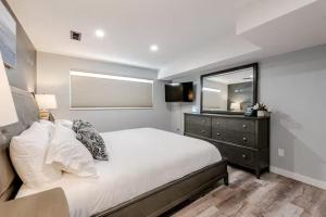 Letto o letti in una camera di Spacious 4 bdr w/ Game Room 5 min Drive to College