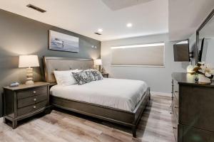 Letto o letti in una camera di Spacious 4 bdr w/ Game Room 5 min Drive to College