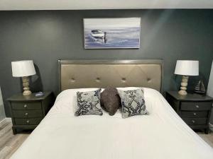 Letto o letti in una camera di Spacious 4 bdr w/ Game Room 5 min Drive to College
