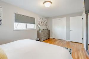 Letto o letti in una camera di Spacious 4 bdr w/ Game Room 5 min Drive to College