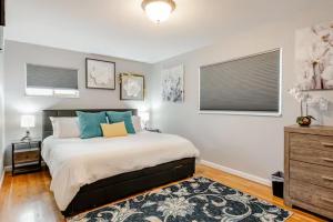 Letto o letti in una camera di Spacious 4 bdr w/ Game Room 5 min Drive to College