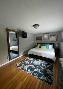 Letto o letti in una camera di Spacious 4 bdr w/ Game Room 5 min Drive to College