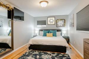 una camera da letto con un letto grande e uno specchio di Spacious 4 bdr w/ Game Room 5 min Drive to College a Boulder