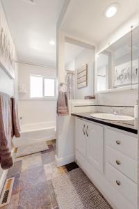 un bagno bianco con lavandino e vasca di Spacious 4 bdr w/ Game Room 5 min Drive to College a Boulder Altre 37 foto