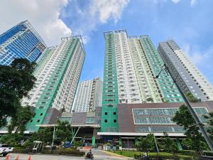 zwei hohe Wolkenkratzer in einer Stadt in der Unterkunft 26th Sky View Home in Cebu City