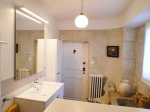 łazienka z białą umywalką i lustrem w obiekcie Alice & Jeanne - Chambre d'hôte w mieście Lectoure