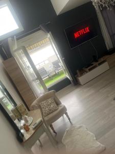 mit Blick auf ein Wohnzimmer mit einem Stuhl und einem Fenster in der Unterkunft 3 room sauna apartment in Saint-Jean-de-Braye