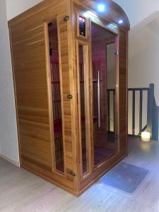 ein Holzzimmer mit einer Glastür in einem Zimmer in der Unterkunft 3 room sauna apartment in Saint-Jean-de-Braye + 12 Fotos