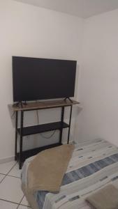 Et tv og/eller underholdning på Loft proximo a praia da Guarderia e shopping Vitória