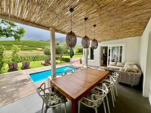 Kolam renang di atau dekat dengan Charming Villa