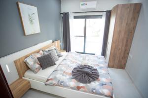 una piccola camera da letto con un letto e una finestra di Aquaview Amina's rental apartment a Bijilo Altre 46 foto