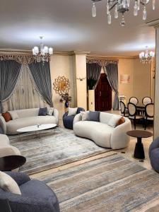 un salon avec des canapés et une salle à manger dans l'établissement فيلا فرش فندقي في الشيخ زايد رقم الهاتف صفر صفر اتنين صفر واحد واحد صفر اتنين أربعه ثلاثه صفر 222, à Sheikh Zayed