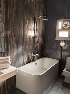 une salle de bain avec une baignoire et un lavabo dans l'établissement فيلا فرش فندقي في الشيخ زايد رقم الهاتف صفر صفر اتنين صفر واحد واحد صفر اتنين أربعه ثلاثه صفر 222, à Sheikh Zayed 52 autres photos