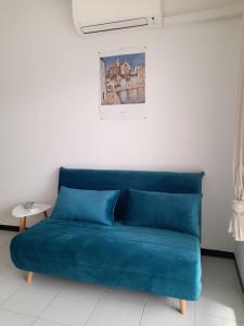 A seating area at Appartement lumineux sur les canaux
