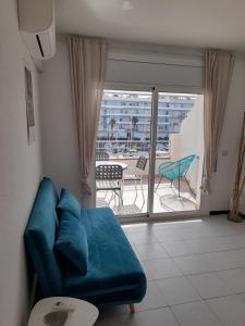 A seating area at Appartement lumineux sur les canaux