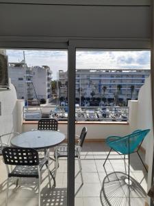 A balcony or terrace at Appartement lumineux sur les canaux