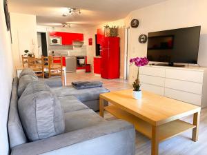 a living room with a couch and a table at Spacieux T2 en plein centre de Chorges in Chorges
