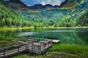 przystań nad jeziorem z górami w tle w obiekcie City Dream 2 by Alpenidyll Apartments w Schladming +1 zdjęcie