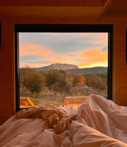 Postel nebo postele na pokoji v ubytování La tiny house sainte victoire