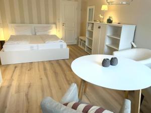 Postel nebo postele na pokoji v ubytování Landhaus am Meer - Whg 5 Hilligenlei