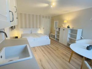 Postel nebo postele na pokoji v ubytování Landhaus am Meer - Whg 5 Hilligenlei + 2 fotografie