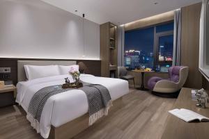 Wenzhou wumajie all-weather hotel shamao river branch - located in the city center pedestrian street with breakfast coffee afternoon tea free laundry drying service free gym free daily necessities free wifi tourist attractions hotel recommendationにあるベッド