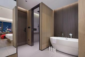 Wenzhou wumajie all-weather hotel shamao river branch - located in the city center pedestrian street with breakfast coffee afternoon tea free laundry drying service free gym free daily necessities free wifi tourist attractions hotel recommendationにあるバスルーム