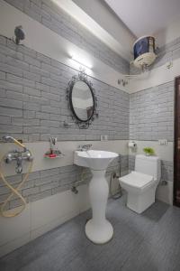 Bilik mandi di The Alluring North Stays by Sunset Vibes and Chest's Nest Near Mall road kasauli