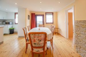 una cucina e una sala da pranzo con tavolo e sedie di Bungalow Merla - Kemnitz a Dahme