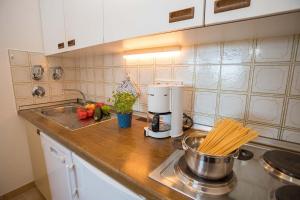 eine Küchentheke mit einem Mixer und Küchenutensilien in der Unterkunft Appartment 1614, Ferienpark Oberallgäu, Schwimmbad, Sauna, Spielplatz in Missen-Wilhams