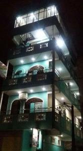 コロンボにあるManimalar guestの夜間照明付きの建物 +36枚の写真