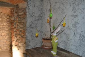 un vase vert avec une plante dans un pot dans l'établissement Agriturismo La Querce, à Rignano sullʼArno