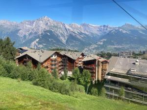 un edificio con una montagna sullo sfondo con montagne di Wohnung GREPPON NEND200 Ski in and Ski out a Nendaz