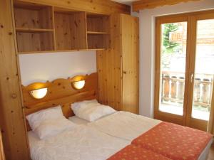 Letto o letti in una camera di Wohnung GREPPON NEND200 Ski in and Ski out
