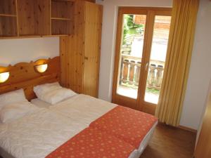 Letto o letti in una camera di Wohnung GREPPON NEND200 Ski in and Ski out