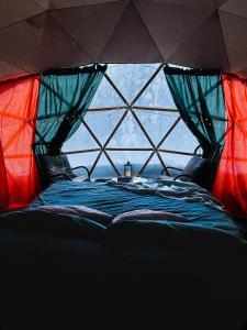 Voodi või voodid majutusasutuse Aurora Igloo Fireplace-heated Tents in a secret forest with private Jacuzzi and shared sauna bathroom and dog friendly toas