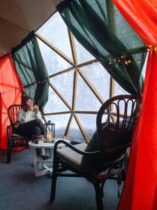 Istumisnurk majutusasutuses Aurora Igloo Fireplace-heated Tents in a secret forest with private Jacuzzi and shared sauna bathroom and dog friendly