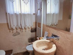 Koupelna v ubytování Vecchio Casale Quercetino