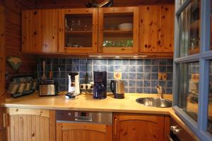 Η κουζίνα ή μικρή κουζίνα στο Holzhaus Grömitz "Das kleine Holzhaus"
