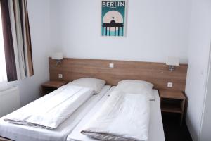 a pair of beds in a room with at Pension Mavi in Steinmauern