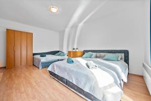 Postel nebo postele na pokoji v ubytování Prostorný apartmán pro 4 osoby v Beskydech