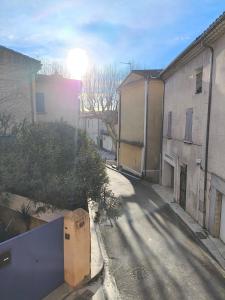an empty street in a city with buildings at Charmant Appartement au Cœur du Village de Bedoin in Bédoin