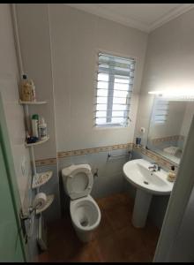 Bilik mandi di Habitacion Cama grande piso compartido 150x190 smart TV wifi baño compartido