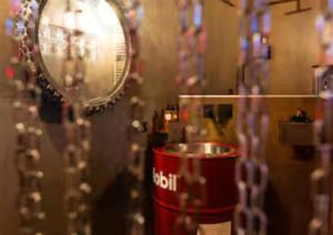 une pièce avec un miroir et un tambour rouge dans l'établissement Suites con Vista Panoramica e Home Restaurant - Pet Friendly nel Monferrato, à Cortandone