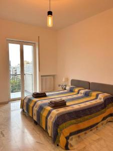 una camera da letto con un letto con una coperta colorata sopra di LT Marisol a Bari