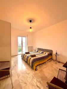 una camera da letto con un letto al centro della stanza di LT Marisol a Bari