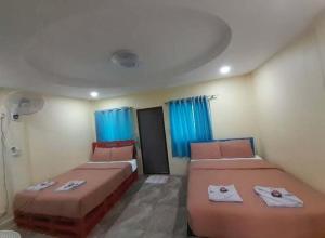 Postel nebo postele na pokoji v ubytování พลอยฟ้ารีสอร์ทเขาเต่า Ployfarresortkhaotao