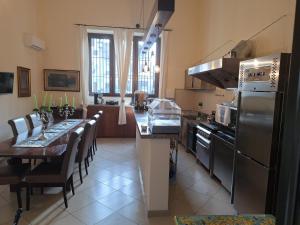 a kitchen with a table and a dining room at Dimora Charleston Lecce parcheggio privato in loco gratis in Lecce